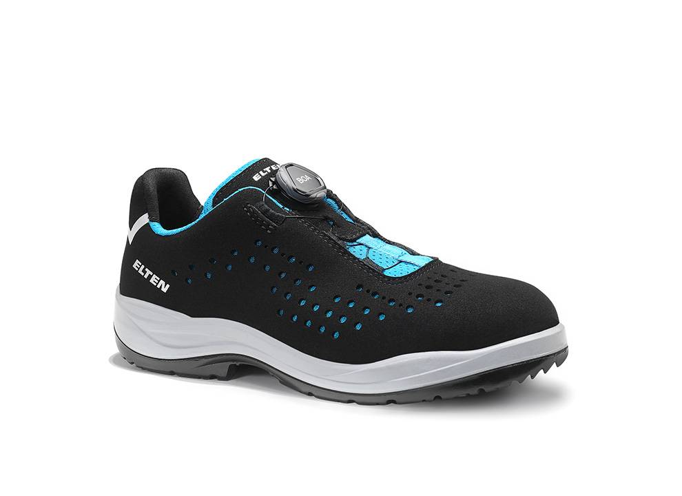Schwarzer und blauer Sportschuh mit weißer Sohle, mit gelochtem Design und Drehverschluss, vor einem weißen Hintergrund präsentiert.