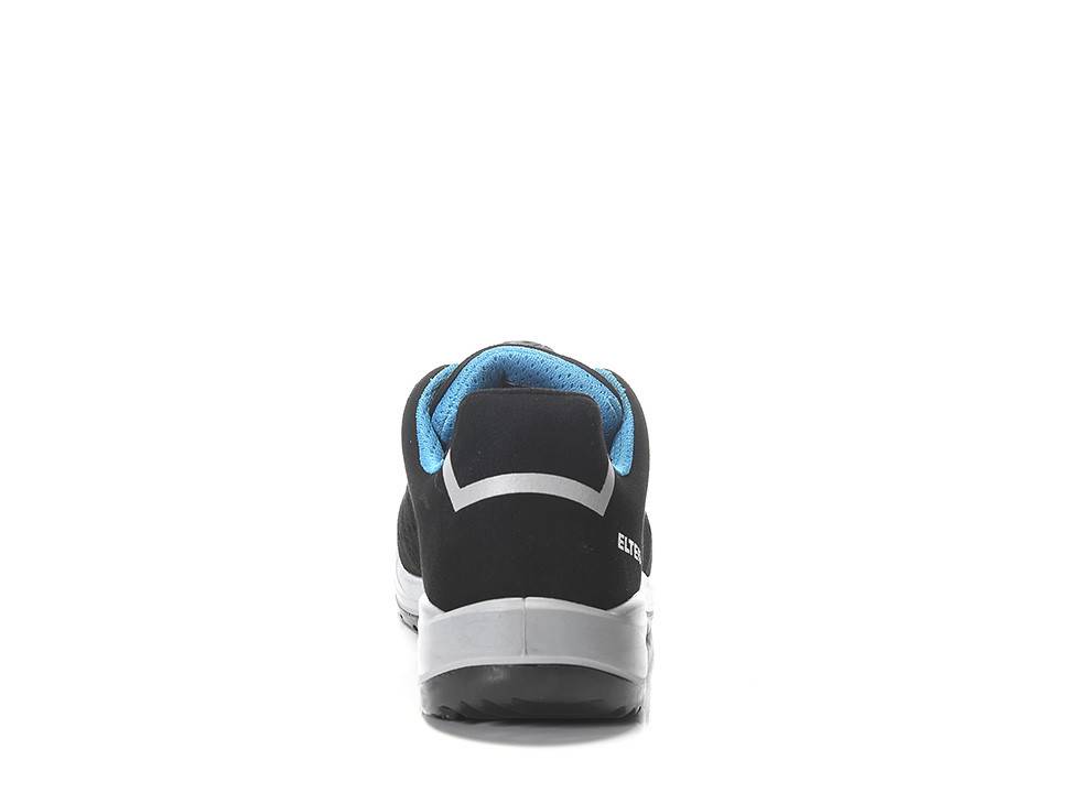 Ein schwarzer Turnschuh mit blauem Innenfutter und einem reflektierenden Streifen an der Ferse, von hinten gesehen vor einem weißen Hintergrund.