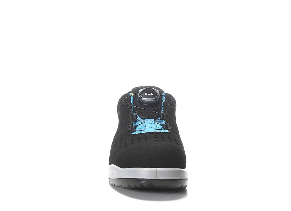 Ein schwarzer Sportschuh mit blauen Schnürsenkeln und einem BOA-Verschlusssystem, von vorne betrachtet, isoliert auf weißem Hintergrund.
