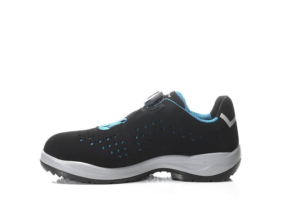 Ein schwarzer und blauer Sportschuh mit modernem Design, ausgestattet mit gelochten Details und einer massiven Sohle, vor einem weißen Hintergrund positioniert.