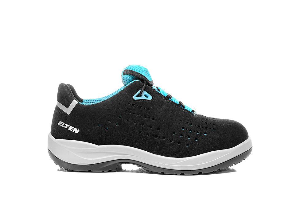 Schwarzer und blauer athletischer Turnschuh mit Perforationen für Atmungsaktivität, eine Seitenansicht mit einer weißen Sohle zeigend.