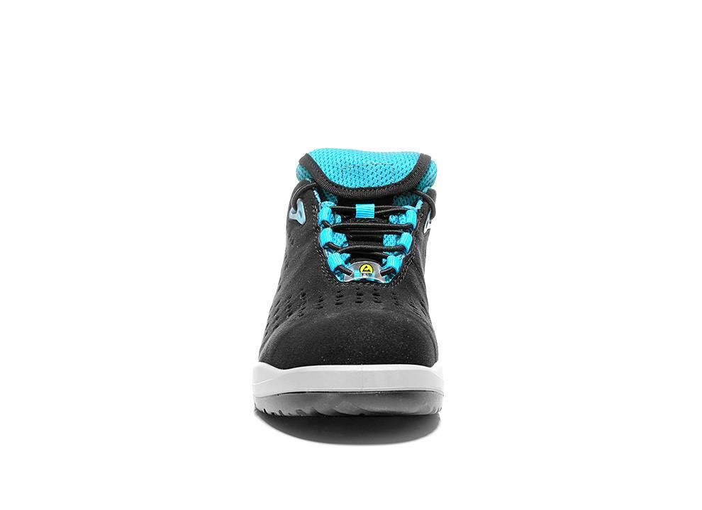Ein schwarzer Sneaker mit blauen Akzenten, von vorne gesehen, mit Schnürsenkeln und einem leicht angehobenen Sohlenbereich, vor einem einfarbigen weißen Hintergrund.