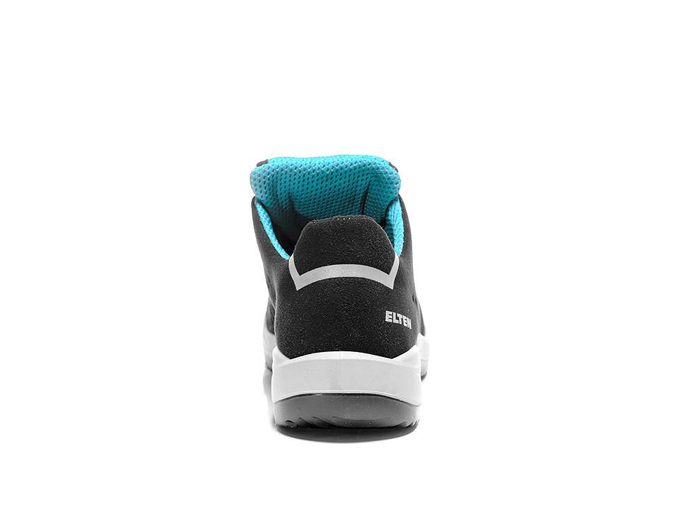 Ein schwarzer Sneaker mit weißer Sohle und blauem Innenfutter ist aus einem Rückwinkel abgebildet, wobei das Logo des Schuhs zu sehen ist.