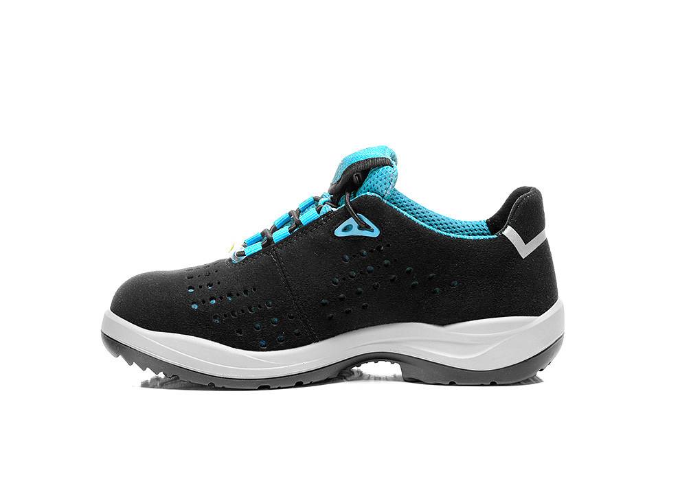 Schwarzer und türkisfarbener Sportschuh mit Perforationen, blauer Innenfutter und einzigartigem dreieckigem Logo.