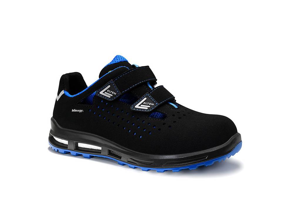 Ein schwarzer und blauer Sportschuh mit blauer Sohle, ausgestattet mit zwei Klettverschlüssen und Perforationen für Atmungsaktivität, präsentiert vor einem weißen Hintergrund.