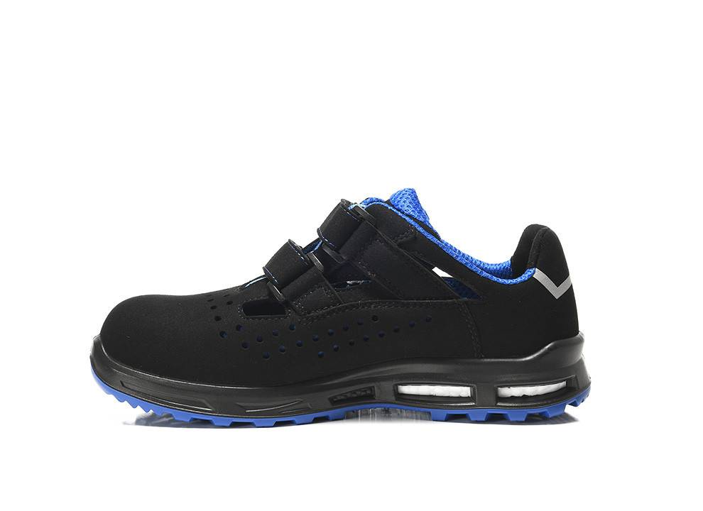 Ein schwarzer und blauer Sportschuh mit atmungsaktivem Design und Klettverschlüssen, ausgestattet mit einer robusten Sohle und reflektierenden Akzenten.