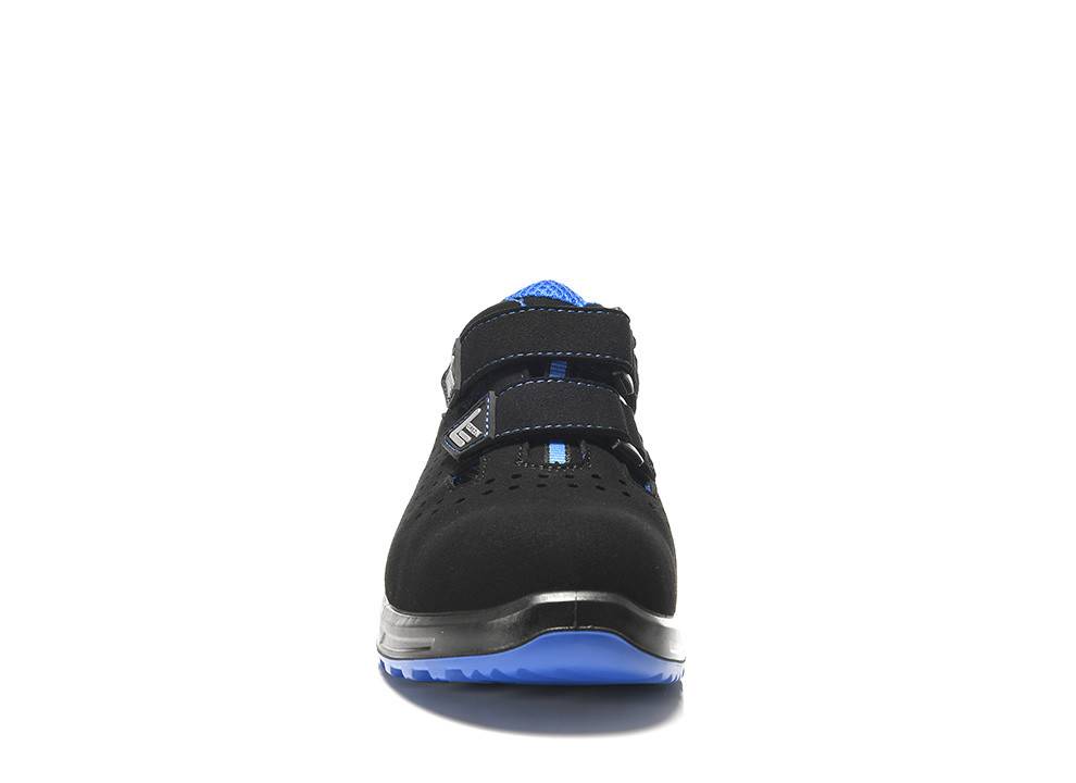 Ein schwarzer Sportschuh mit blauen Akzenten und Klettverschlüssen wird von vorne gezeigt, wobei sein profilierter Sohlenbereich für guten Halt hervorgehoben wird.