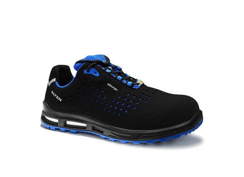 Ein schwarzer Sportschuh mit blauen Akzenten, versehen mit einem Logo an der Seite und Belüftungslöchern, entwickelt für Komfort und Haltbarkeit.