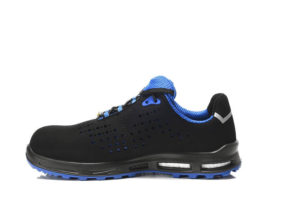 Ein schwarzer und blauer Sportschuh mit niedrigem Schaft, aus atmungsaktivem Meshmaterial, mit einem reflektierenden Streifen an der Ferse, vor einem weißen Hintergrund.