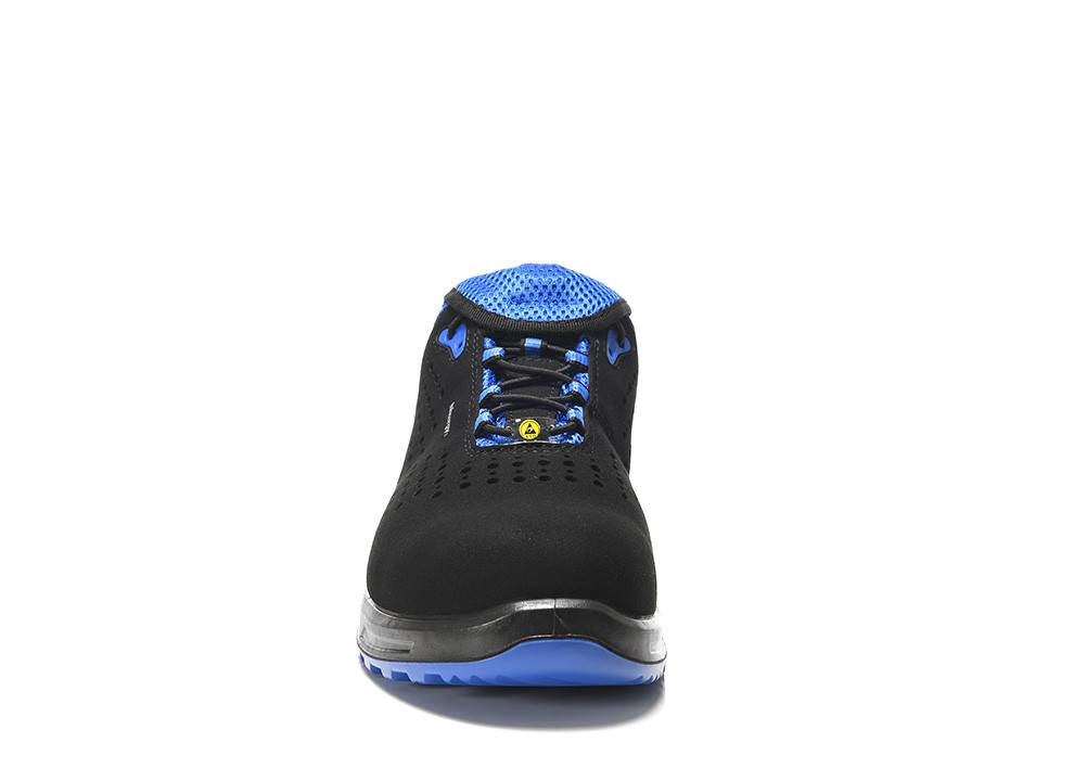 Ein schwarzer und blauer athletischer Schuh, von vorne gezeigt, mit Akzent auf den Schnürsenkeln und durchlöchertem Design, auf weißem Hintergrund.