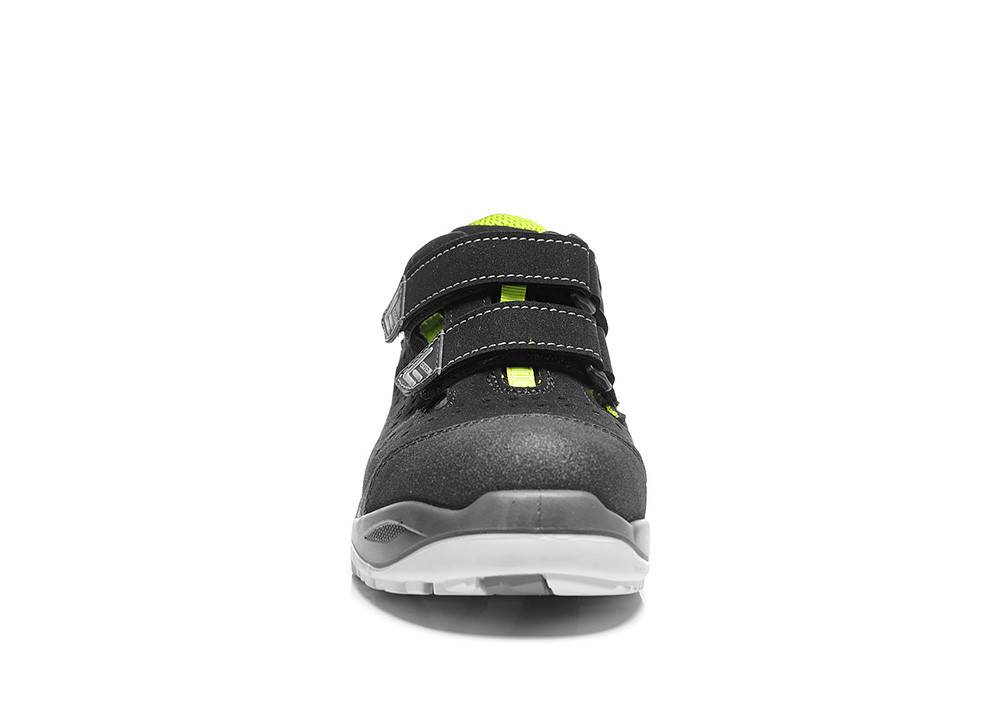 Ein schwarzer Schuh mit grünen Akzenten und zwei Klettverschlüssen, von vorne gesehen, vor einem weißen Hintergrund.