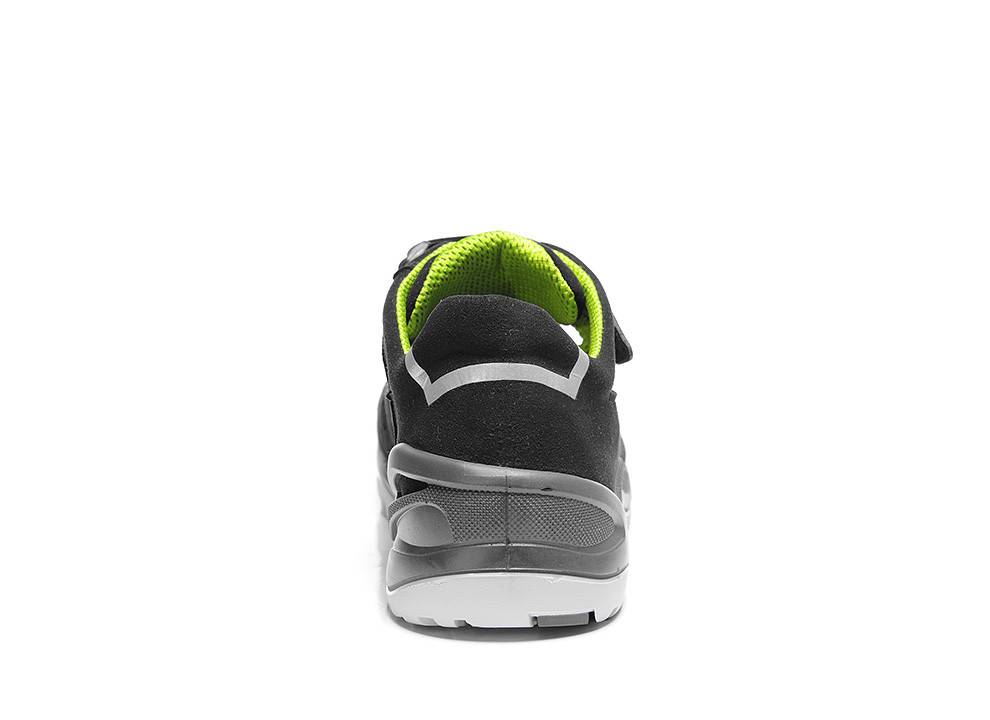 Ein schwarzer Sportschuh mit grünem Innenfutter wird von hinten gezeigt und präsentiert sein Sohlen- und Fersendesign.