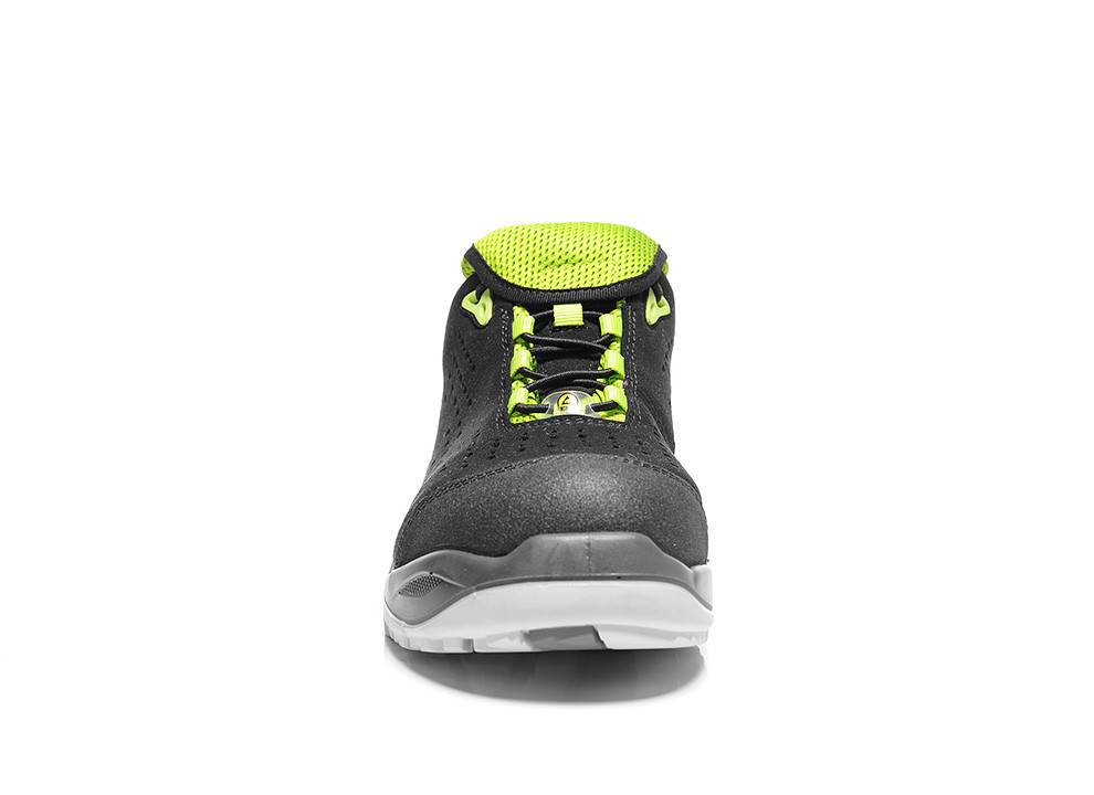 Ein schwarzer und neongrüner Turnschuh, von vorne gezeigt, mit Fokus auf die Schnürsenkel und das Zehendesign vor einem weißen Hintergrund.