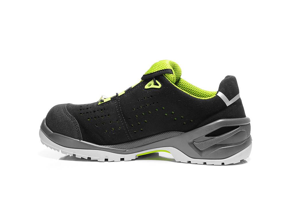 Ein schwarzer und grüner Sportschuh mit perforierten Details und einer robusten Sohle, entwickelt für Outdoor-Aktivitäten.