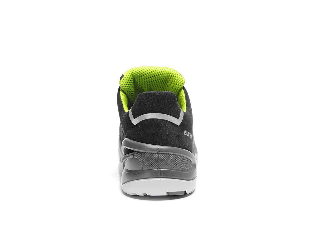 Ein schwarzer Sneaker mit hellgrüner Inneneinfassung, von hinten betrachtet, der die Sohlen- und Fersengestaltung präsentiert.