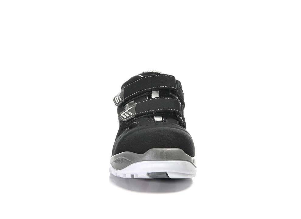 Ein schwarzer Sneaker mit zwei Klettverschlüssen, weißen Akzenten und einer weißen Sohle, von vorne gegen einen weißen Hintergrund gesehen.