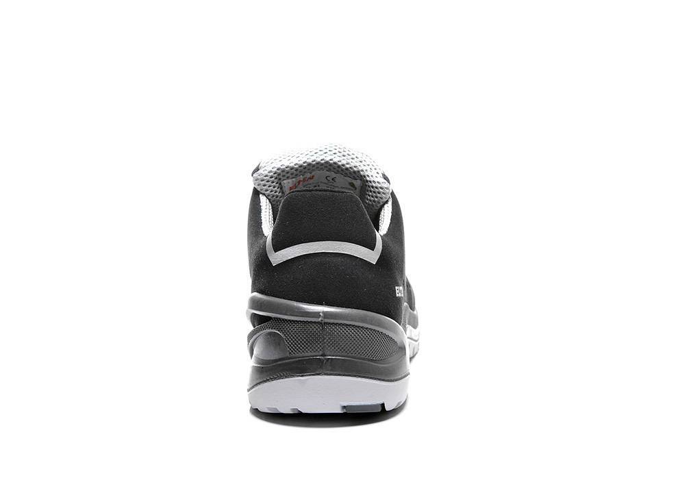 Ein schwarzer Sneaker, von hinten betrachtet, zeigt die Sohlen- und Fersengestaltung, wobei die graue Netztextur im Inneren des Schuhs sichtbar ist.