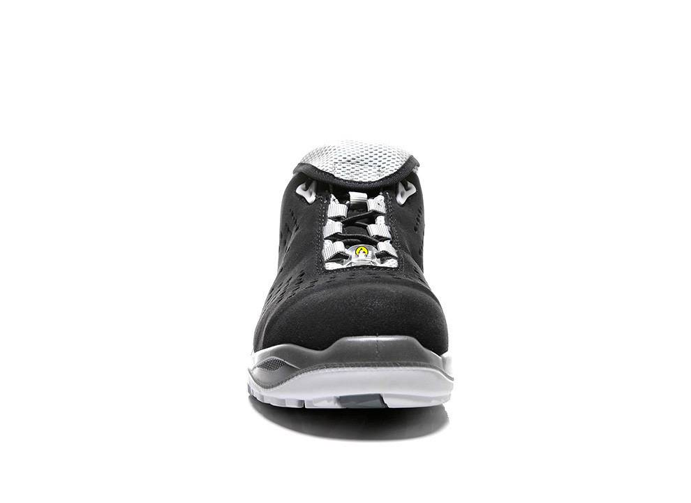 Ein schwarzer und weißer Sportschuh aus der Frontansicht, mit gepolstertem Kragen und belüftetem Mesheinsatz im oberen Bereich, präsentiert auf weißem Hintergrund.