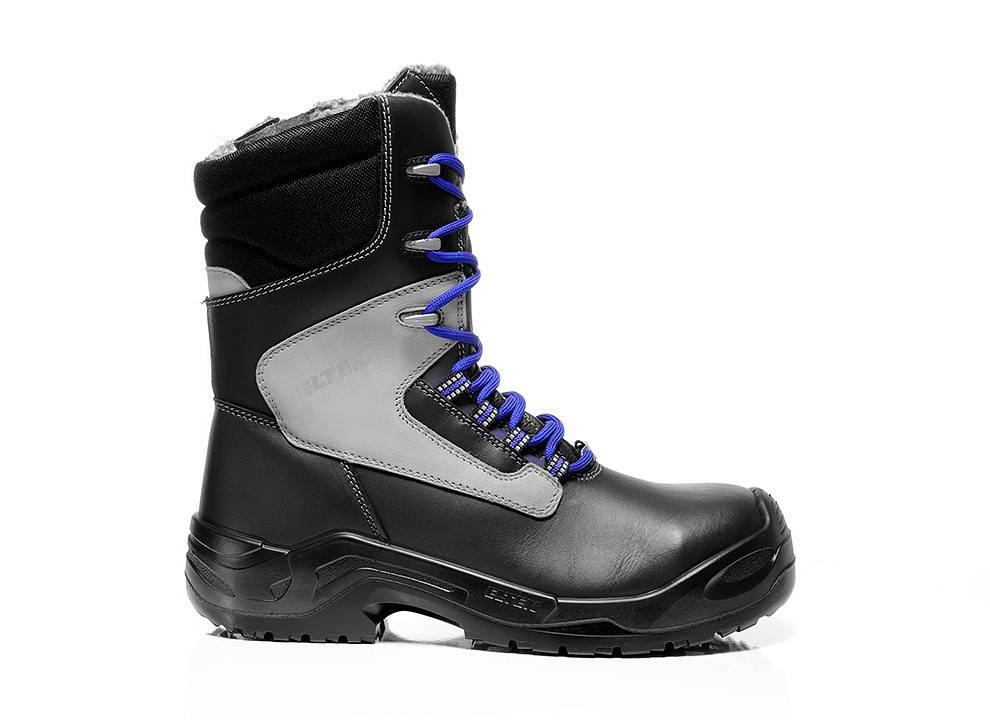 Ein schwarzer und grauer isolierter Sicherheitsschuh mit blauen Schnürsenkeln, entwickelt für kalte Wetterbedingungen und industrielle Arbeitsbereiche.