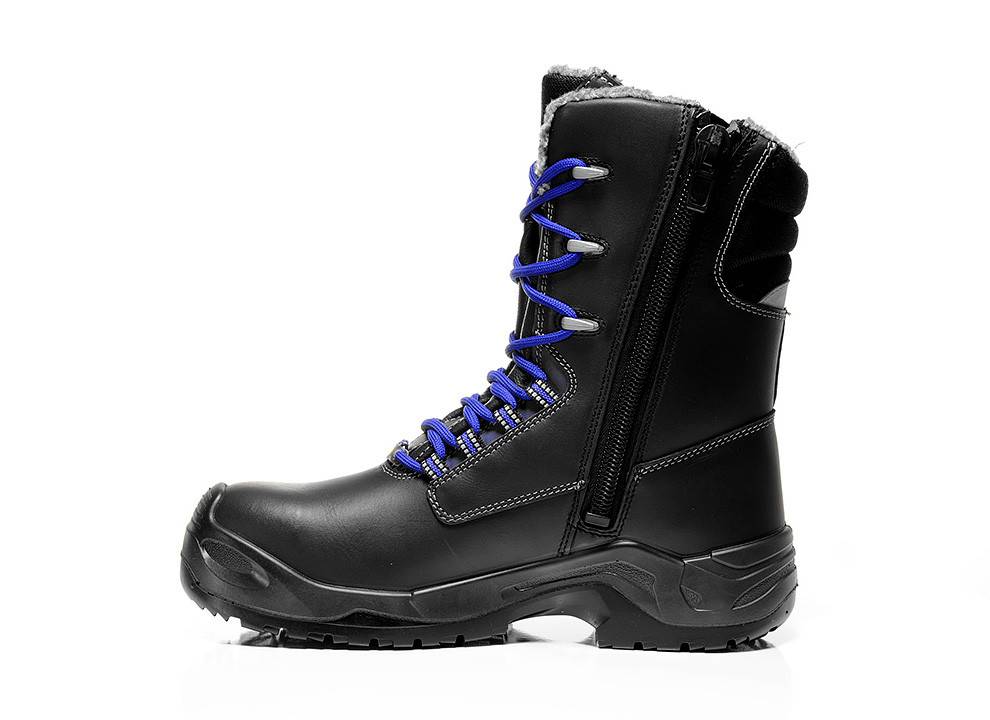 Ein schwarzer Arbeitsschuh mit blauen Schnürsenkeln und einem seitlichen Reißverschluss, ausgestattet mit robusten Sohlen für den Outdoor-Einsatz.