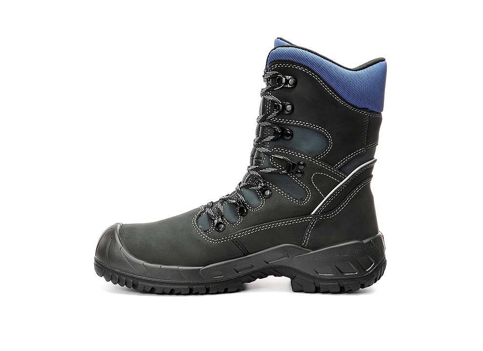 Schwarzer Arbeitsschuh mit blauer Fütterung und detaillierter Naht, ausgestattet mit hoher Knöchelunterstützung und strapazierfähiger Profilsohle für den Outdoor- oder Industrieeinsatz.