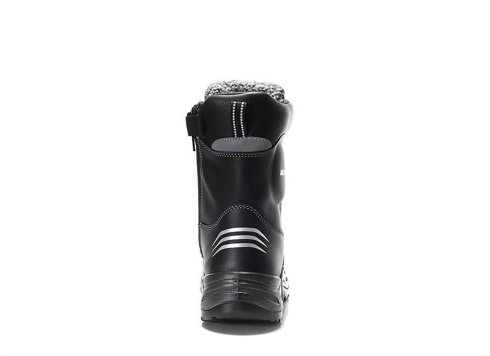Schwarzer Winterstiefel mit Fellauskleidung, von hinten gesehen, mit Reißverschluss und reflektierenden Streifen.