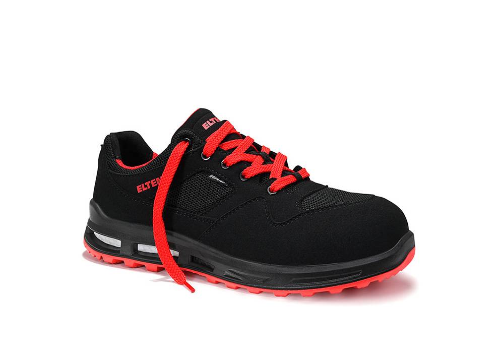 Schwarzer und roter Sportschuh mit roten Schnürsenkeln und einer markierten Seitenfläche. Ausgestattet mit einer dicken roten Sohle, konzipiert für Sport oder lässige Freizeitbekleidung.