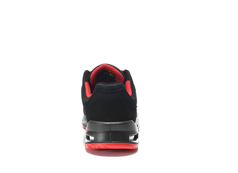 Ein schwarzer Sneaker mit roten Akzenten wird von hinten gezeigt, wobei sein Design und der Farbkontrast hervorgehoben werden.