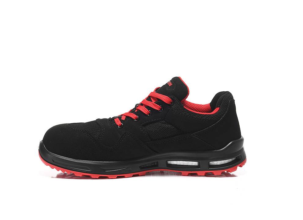 Schwarzer und roter Sportschuh mit roten Schnürsenkeln und einer strukturierten Sohle, konzipiert für Outdoor-Aktivitäten.