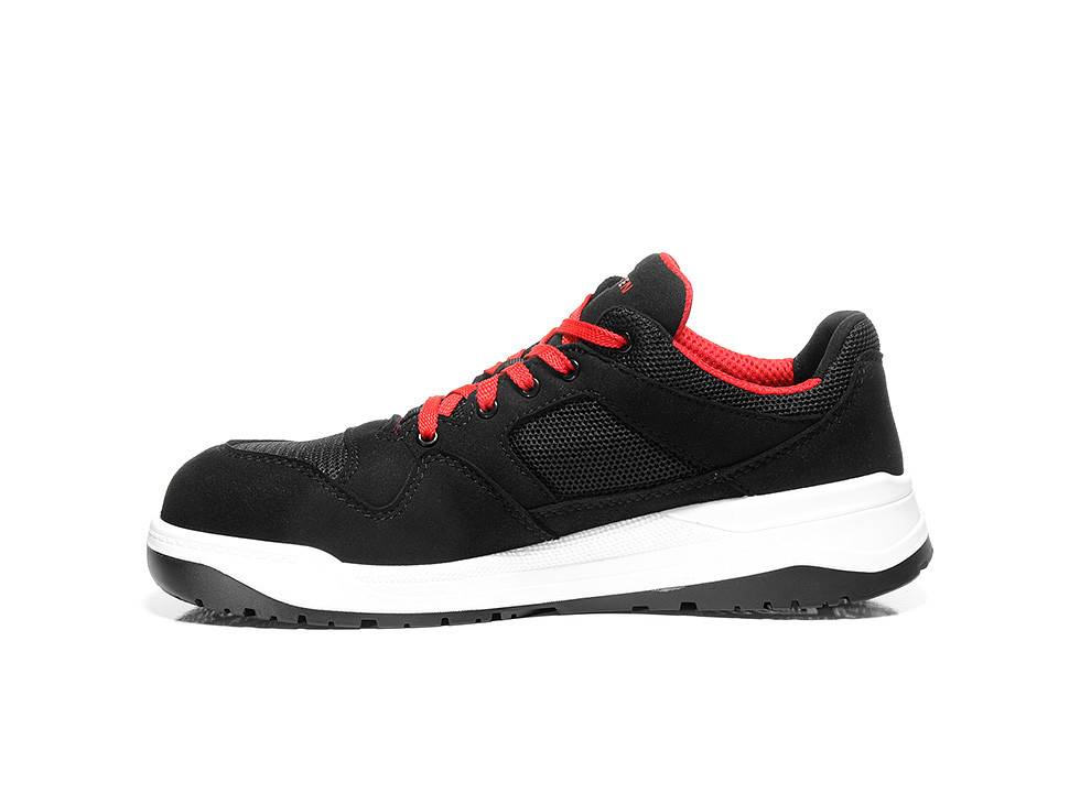 Ein schwarzer Sportschuh mit roten Akzenten und einer weißen Sohle wird vor einem schlichten weißen Hintergrund in Position gebracht.