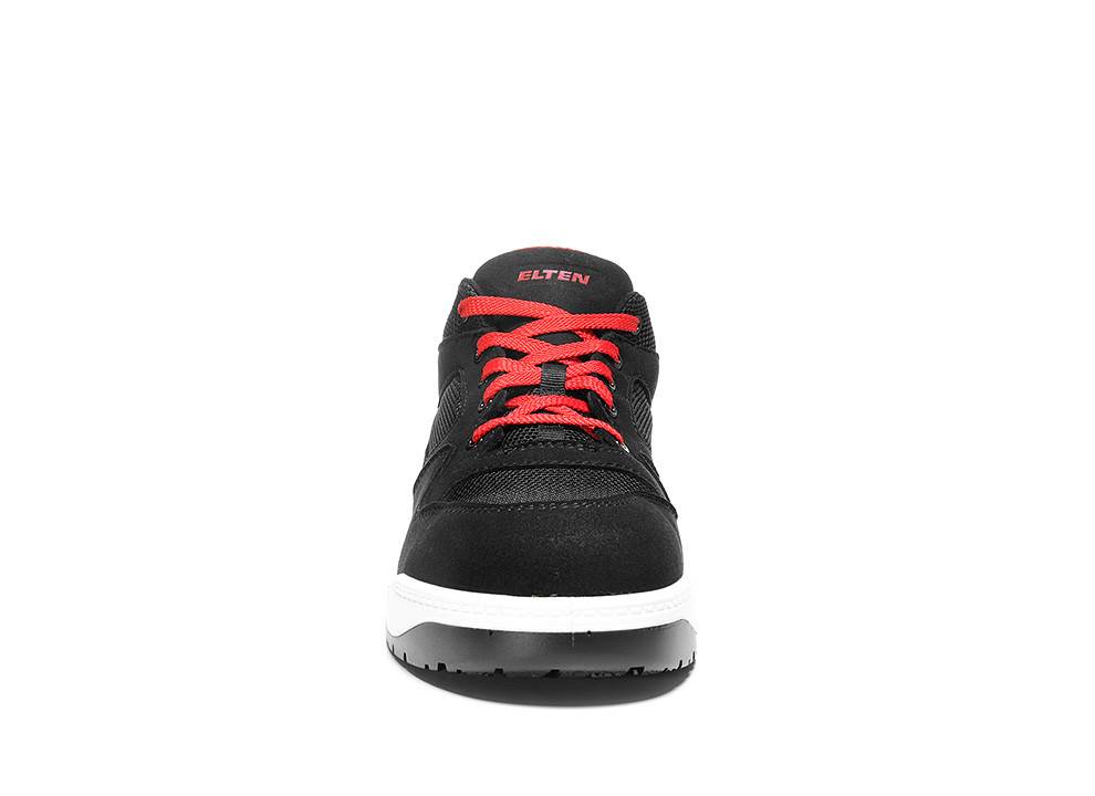 Das Bild zeigt einen schwarzen Turnschuh mit roten Schnürsenkeln und einer weißen Sohle, von vorne betrachtet. Der Markenname ist auf der Zunge sichtbar.