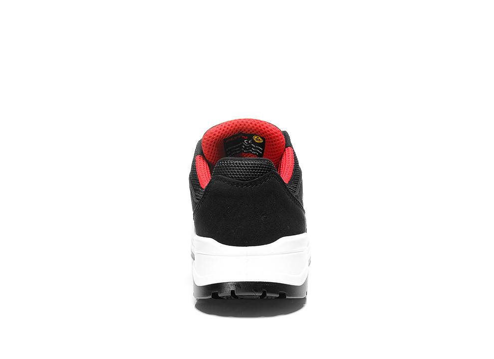 Ein schwarzer und roter Sportschuh, von hinten gezeigt. Der Schuh verfügt über eine weiße Mittelsohle und eine schwarze Laufsohle, was sein sportliches Design betont.
