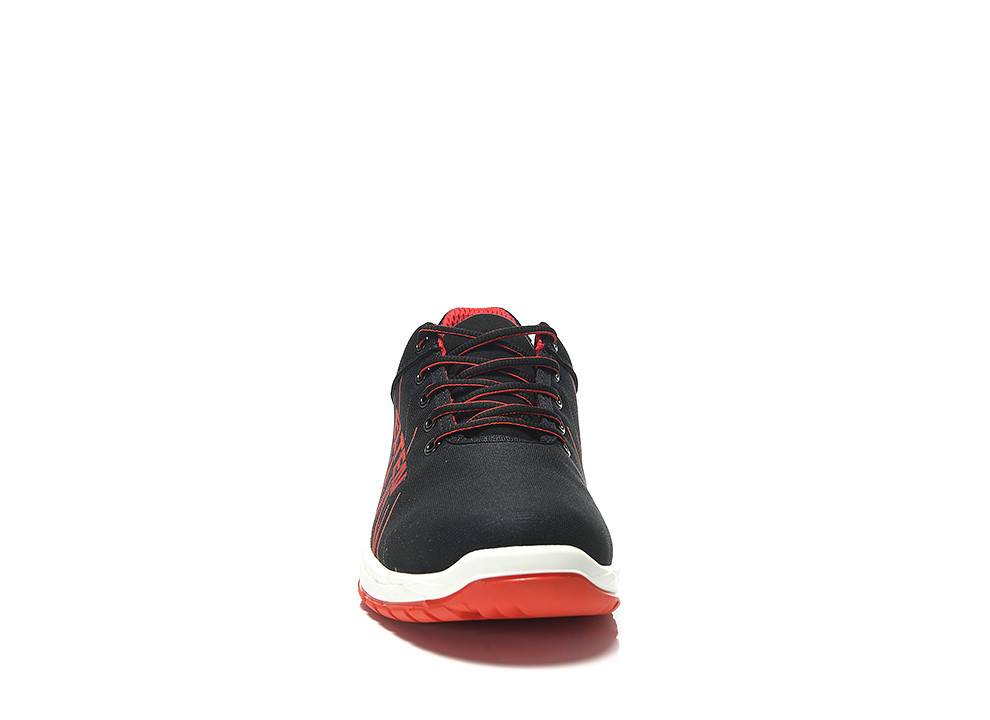 Ein schwarzer und roter Sportschuh, der auf einem weißen Hintergrund von vorne zu sehen ist, mit einer weißen Sohle und roten Schnürsenkeln.