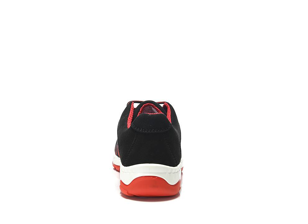 Eine schwarze und rote Sportschuh, von hinten betrachtet, der sein Design und seine dicke weiße Sohle präsentiert.