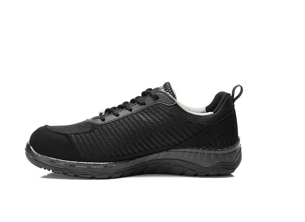 Ein schwarzer Sportschuh mit einer strukturierten Sohle und Zuglasche ist vor einem schlichten weißen Hintergrund in Seitenansicht positioniert.