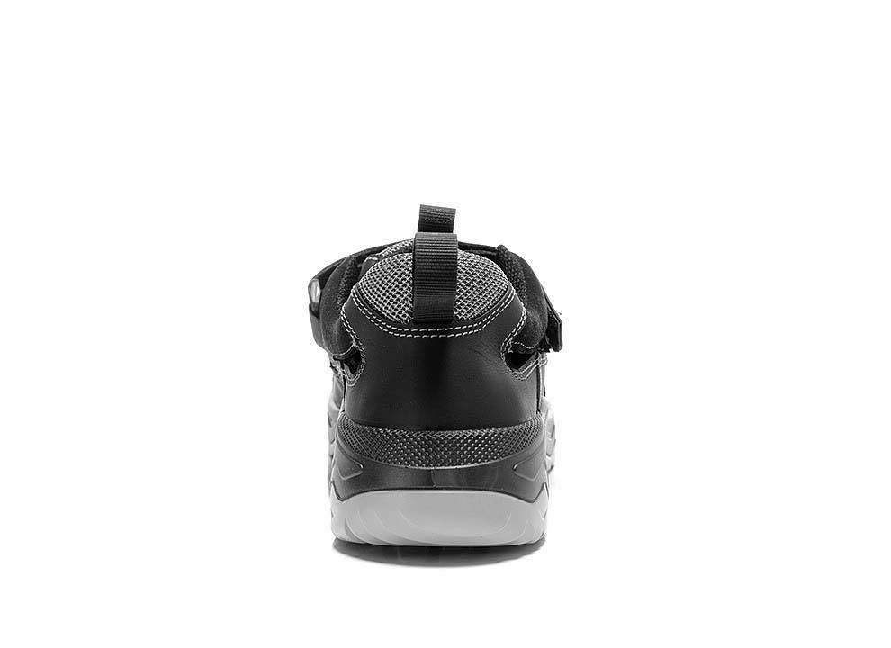 Schwarzer Sneaker von hinten betrachtet, mit Ziehlasche und weißer Sohle.