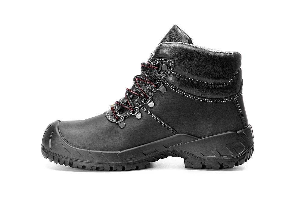 Schwarzer Lederwanderschaftsstiefel mit roten Schnürsenkeln und einer robusten Sohle, von der Seite betrachtet.