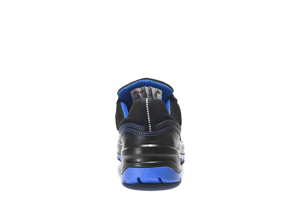 Rückansicht eines schwarzen und blauen Sneakers mit sichtbarer Naht und strukturierter Außensohle, der sein sportliches Design präsentiert.