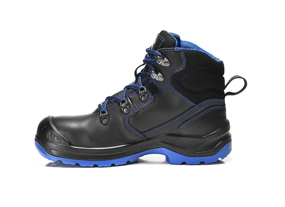 Ein schwarzer und blauer Wanderschuh mit strapazierfähigen Schnürsenkeln und einer robusten Sohle, der für Outdoor-Aktivitäten und raues Gelände entwickelt wurde.