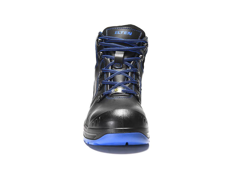 Ein schwarzer Arbeitsschuh aus Leder mit blauen Schnürsenkeln und Sohle, von vorne gezeigt, der sein robustes und schützendes Design hervorhebt.