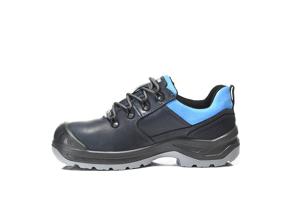 Ein schwarzer und blauer Sicherheitsschuh mit rutschfester Sohle, verstärkter Zehenkappe und Schnürsenkeln, konzipiert für industrielle oder Baustelleneinsätze.