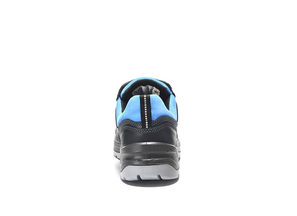 Ein schwarzer und blauer Turnschuh, von hinten betrachtet, der die Sohlen- und Fersengestaltung präsentiert. Der Schuh ist vor einem schlichten weißen Hintergrund platziert.