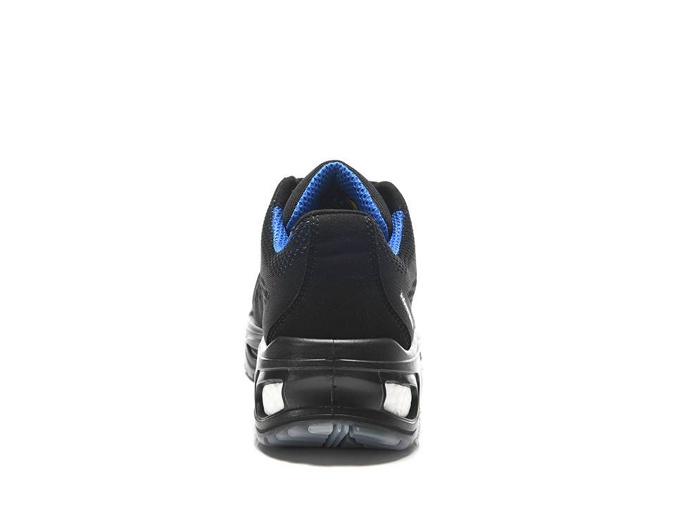 Ein schwarzer Sportschuh mit blauen Innenakzenten, von hinten betrachtet, der die Ferse und Sohlengestaltung zeigt.