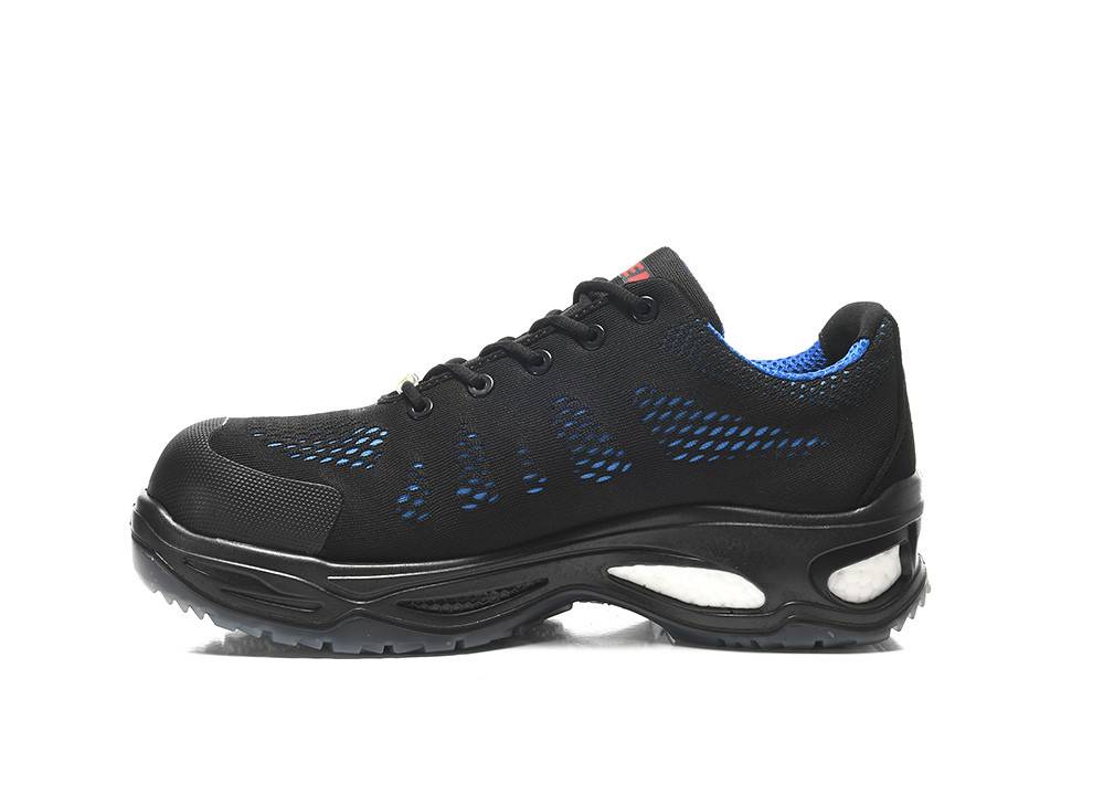 Ein schwarzer und blauer Sportschuh mit einer robusten Sohle, konzipiert für Outdoor-Aktivitäten. Der Schuh verfügt über Mesh-Akzente für Atmungsaktivität.