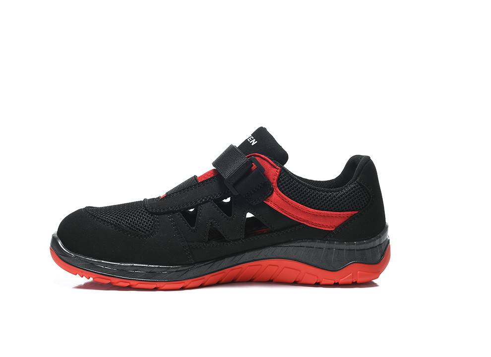 Ein schwarzer und roter athletischer Schuh mit einem Klettverschluss sitzt vor einem schlichten Hintergrund und unterstreicht sein leichtes und sportliches Design.