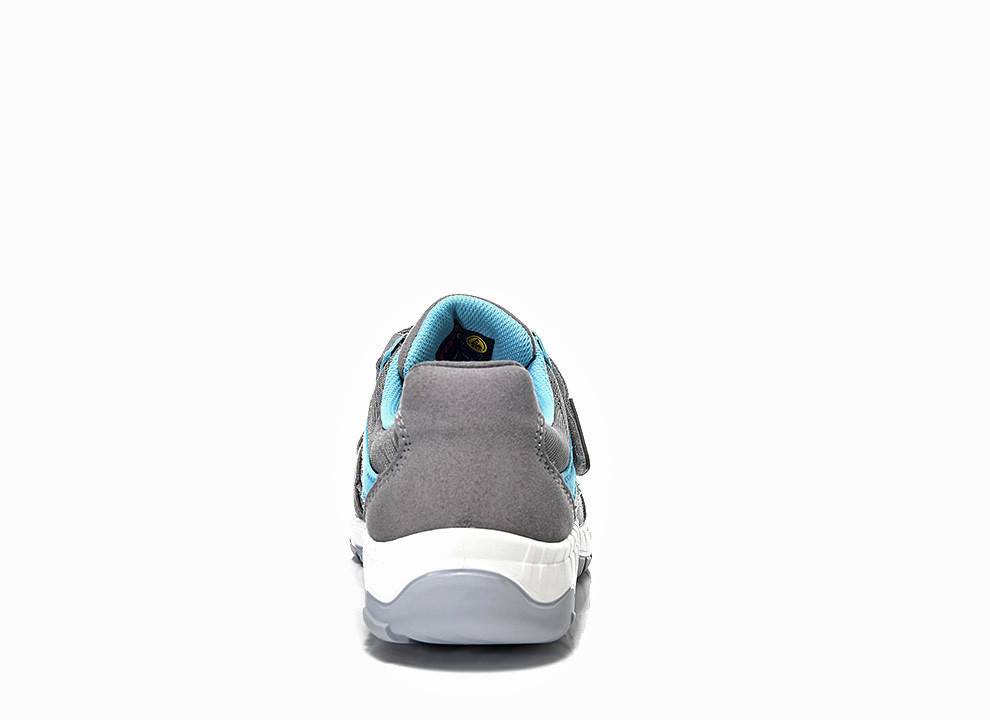 Rückansicht eines grauen und blauen Sneakers mit weißer Sohle, die die Ferse und Designstruktur vor einem weißen Hintergrund präsentiert.