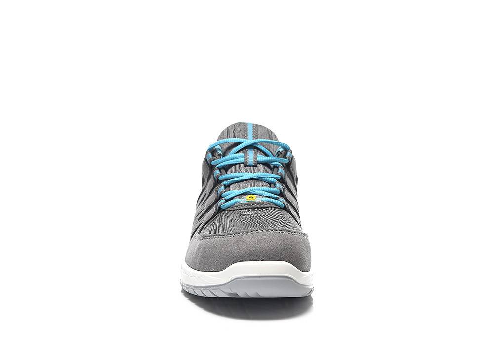Ein grauer Sportschuh mit blauen Schnürsenkeln, von vorne betrachtet.
