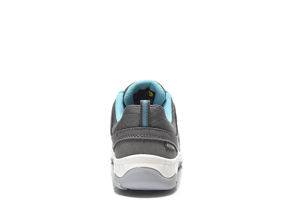 Rückansicht eines grauen Sneakers mit blauer Fütterung und weißer Sohle vor einem einfarbigen Hintergrund.
