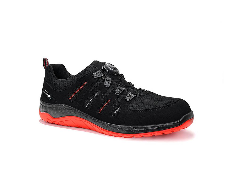 Ein schwarzer Sneaker mit roten Sohlen, ausgestattet mit einem Quick-Lace-System, konzipiert für sportliche und lässige Nutzung. Markenname seitlich sichtbar.