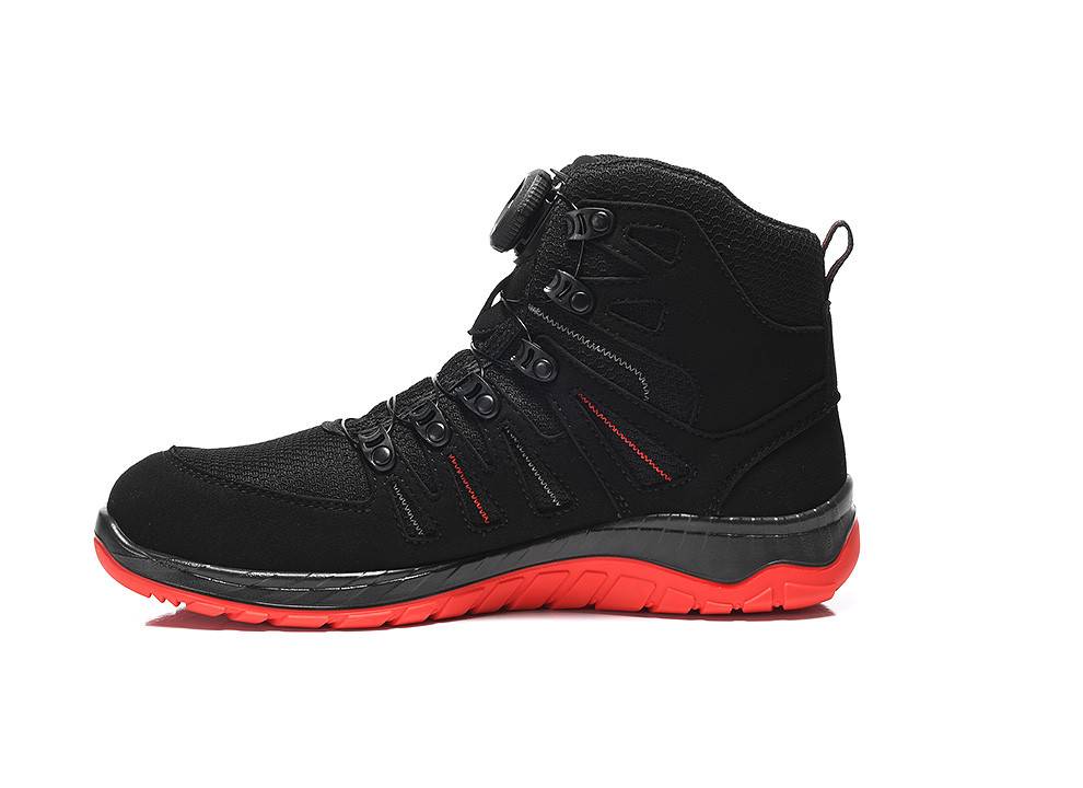 Ein schwarzer und roter Sneaker-Stiefel mit robuster Sohle und Schnürsenkeln, der einen sportlichen und strapazierfähigen Stil präsentiert, der sich für Outdoor-Aktivitäten eignet.